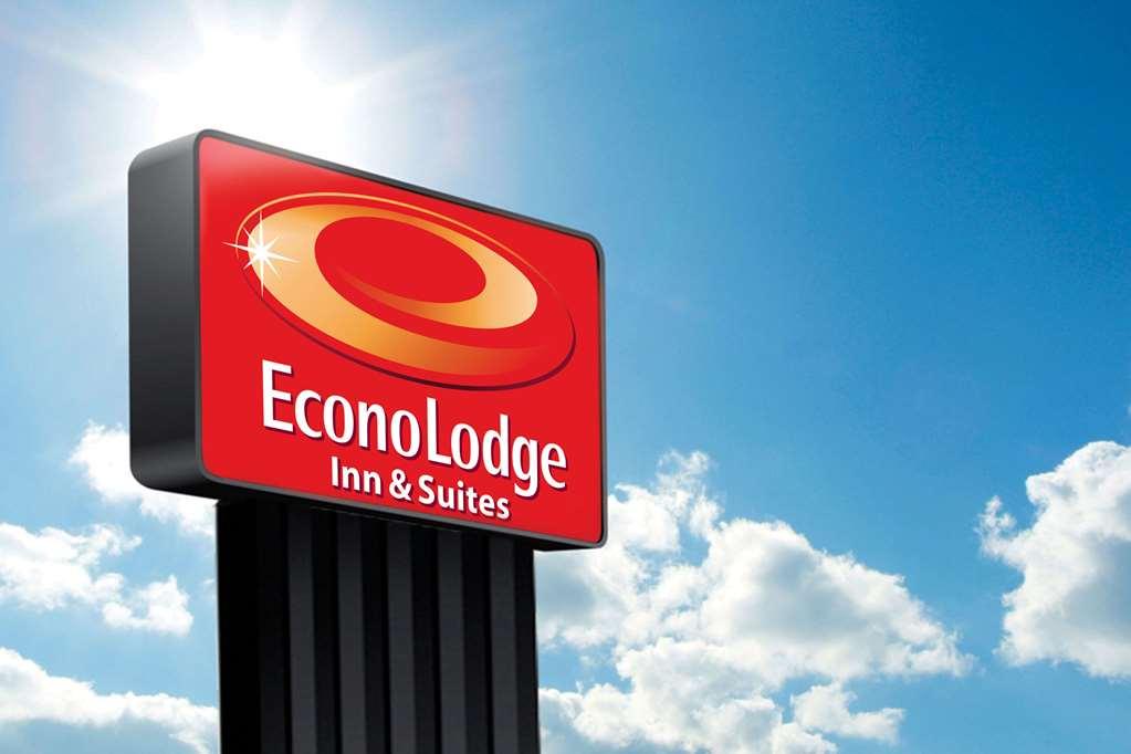 Econo Lodge Inn & Suites Pincher Creek Exterior foto